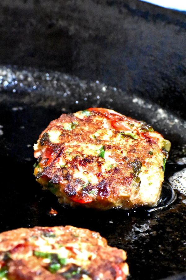 三文鱼肉饼在铸铁煎锅里煎