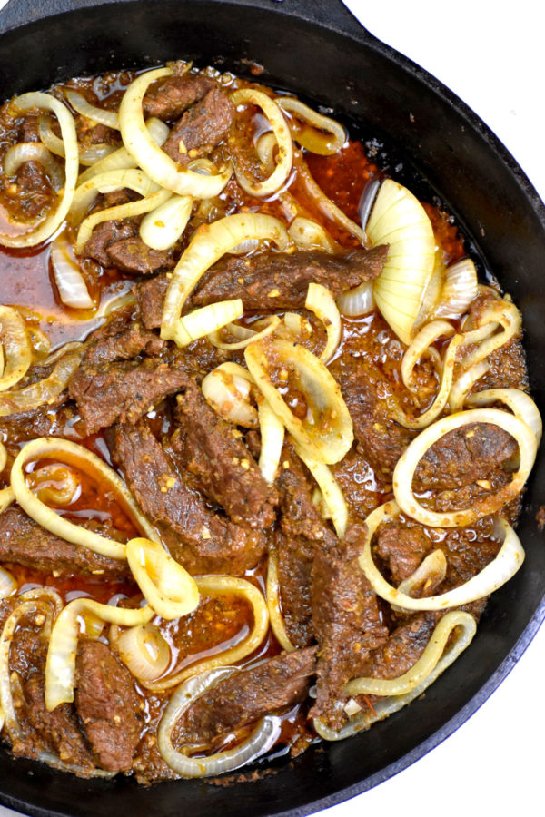 Bistec encebollado。